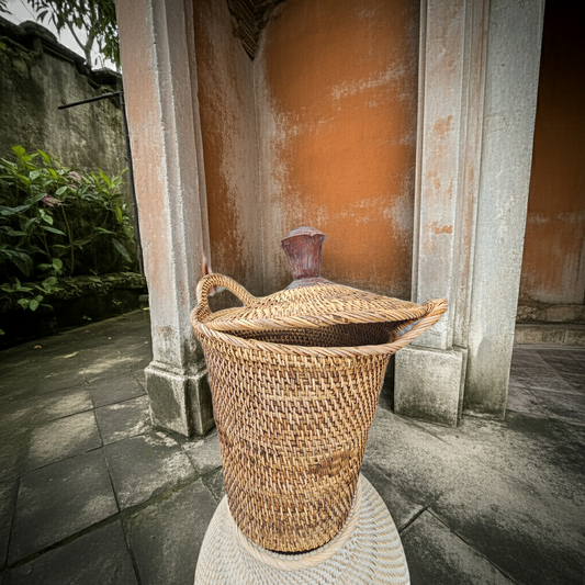 Rattan basket brown with lit and wooden nob