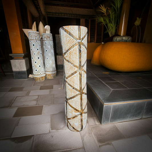 Vaso de chão em madeira com padrões tribais geométricos dourados. Modelo Mojokerto.