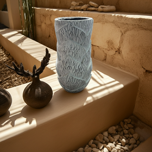 Jarrón de madera lavada en blanco, tallado a mano, con escamas. Modelo Kamal.