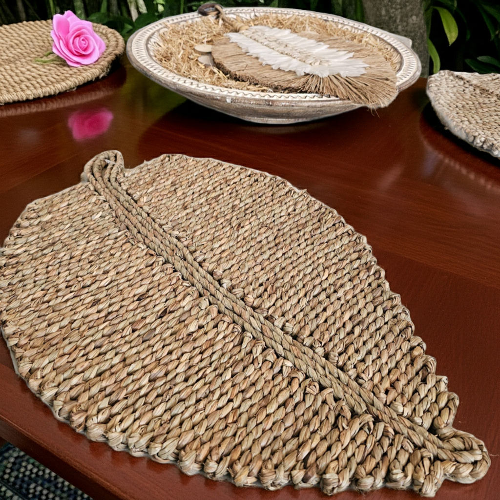 Individual de mesa em ráfia em formato de folha