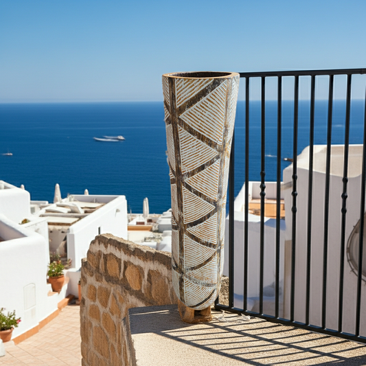 Vaso de chão em madeira com padrões tribais geométricos dourados. Modelo Mojokerto.