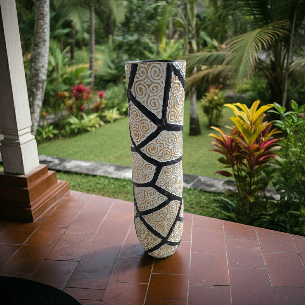 Jarrón de suelo cilíndrico con motivos tribales en dos tamaños. Modelo Wisata.