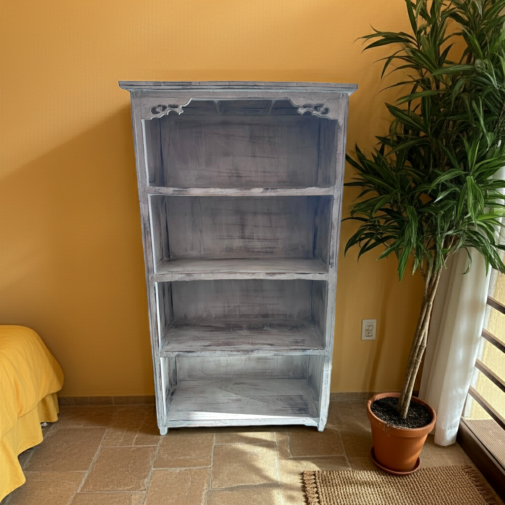 Estante em madeira trabalhada à mão com acabamento em aguada branca. Modelo Batua