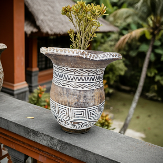 Timor handcarved white washed vase. Model Tulp