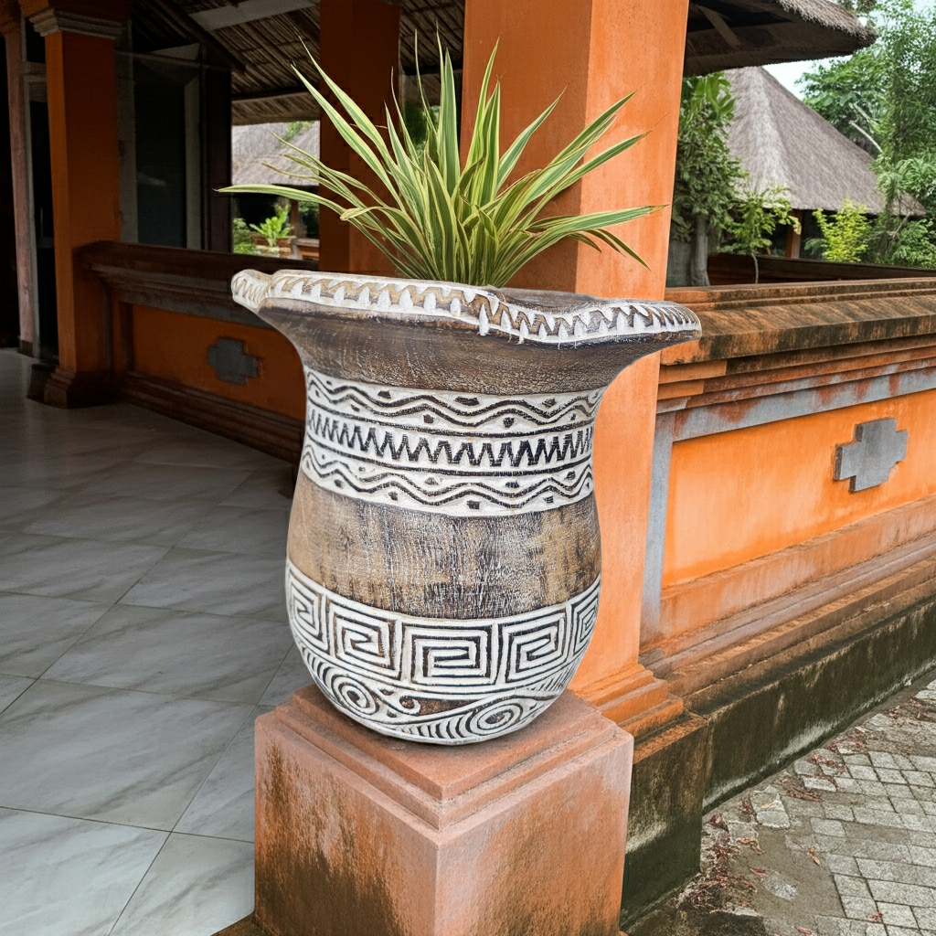 Timor handcarved white washed vase. Model Tulp