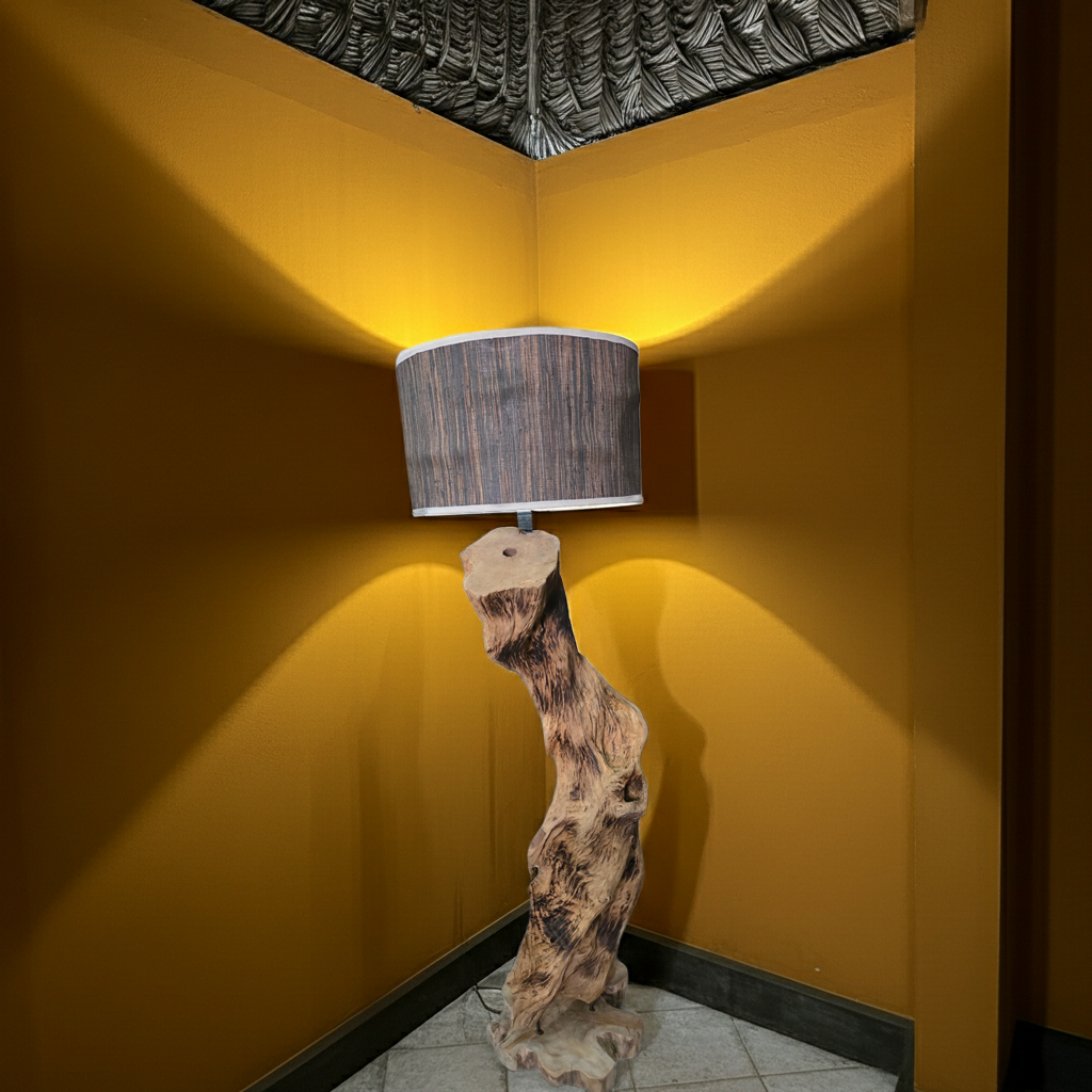 Candeeiro de pé em tronco de árvore natural, modelo Pohon.