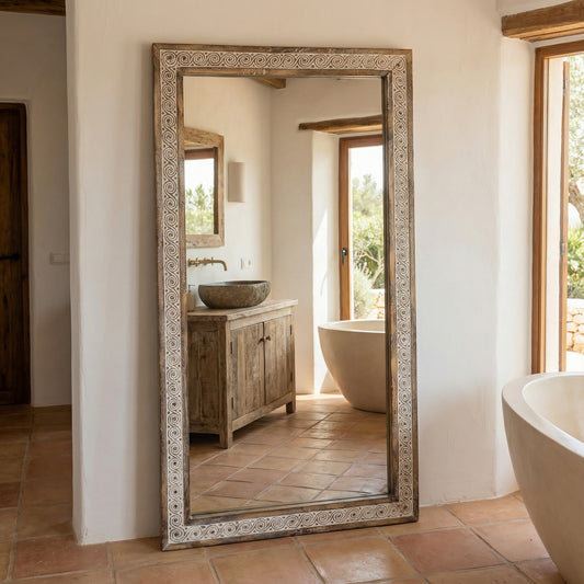 Espelho de pé em madeira esculpida à mão. Modelo Yalimo