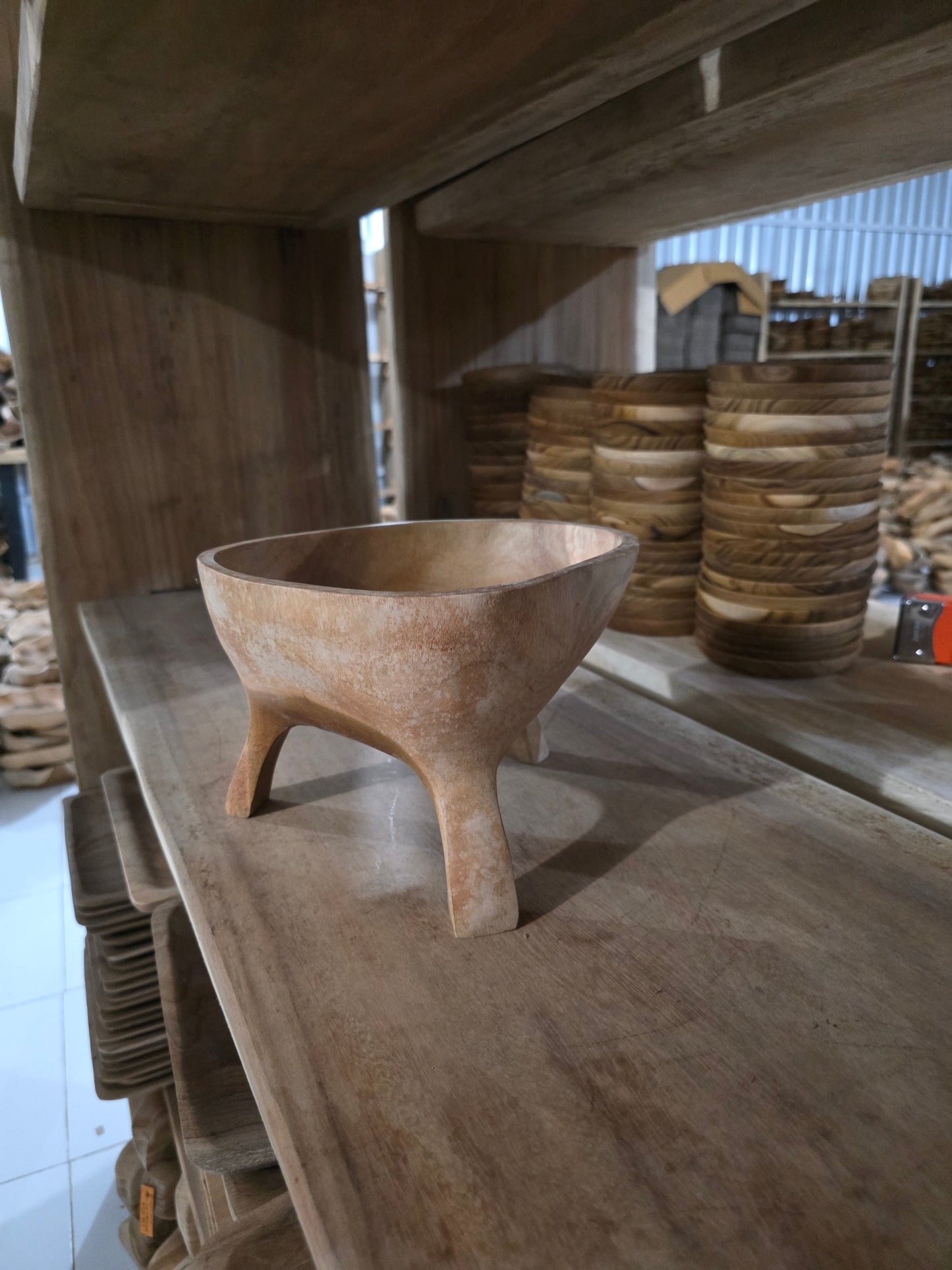 Cuenco de madera artesanal sobre tres patas talladas