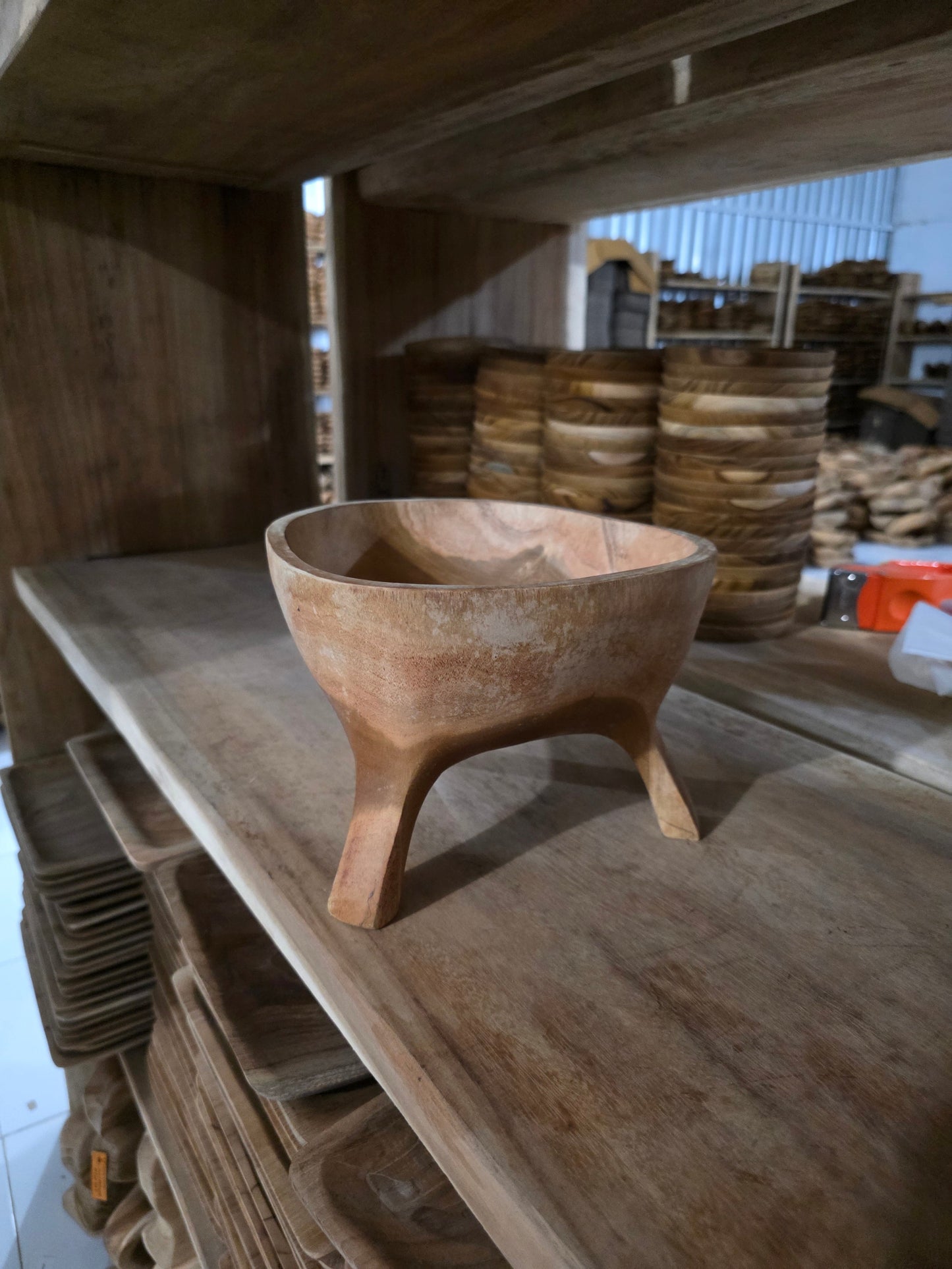 Cuenco de madera artesanal sobre tres patas talladas