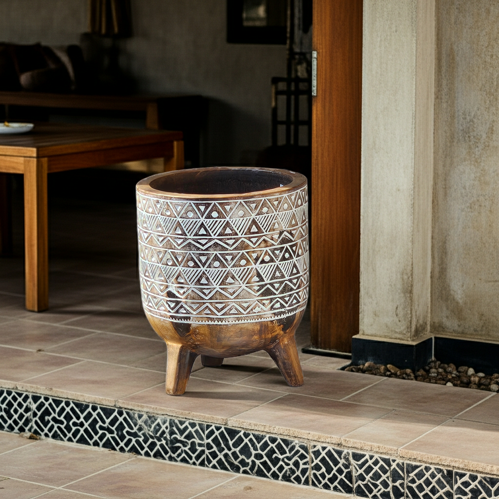 Beautiful decorated pot on three legs. Model Piring