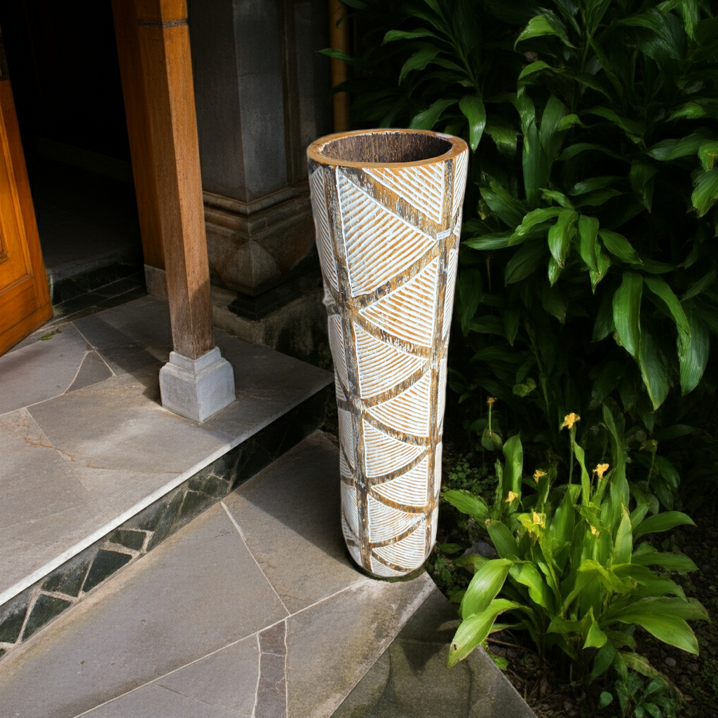 Vaso de chão em madeira com padrões tribais geométricos dourados. Modelo Mojokerto.