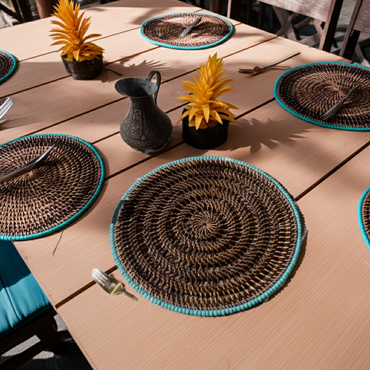 Individual de mesa em rattan com contas azuis